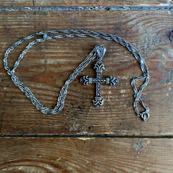 .925 Sterling Silver Cross + Chain - Picture 2 of 6